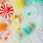 8 Piatti con Strisce Gialle e Bianche