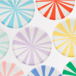 8 Piatti con Strisce Colori Misti