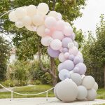 Kit Arco Palloncini Rosa, Crema, Lilla e Grigio con Ortensie